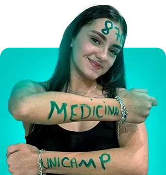 Laura com Medicina e Unicamp escritos no braço