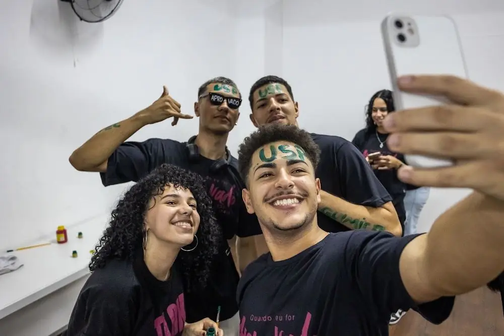 Alunos aprovados comemorando com selfie