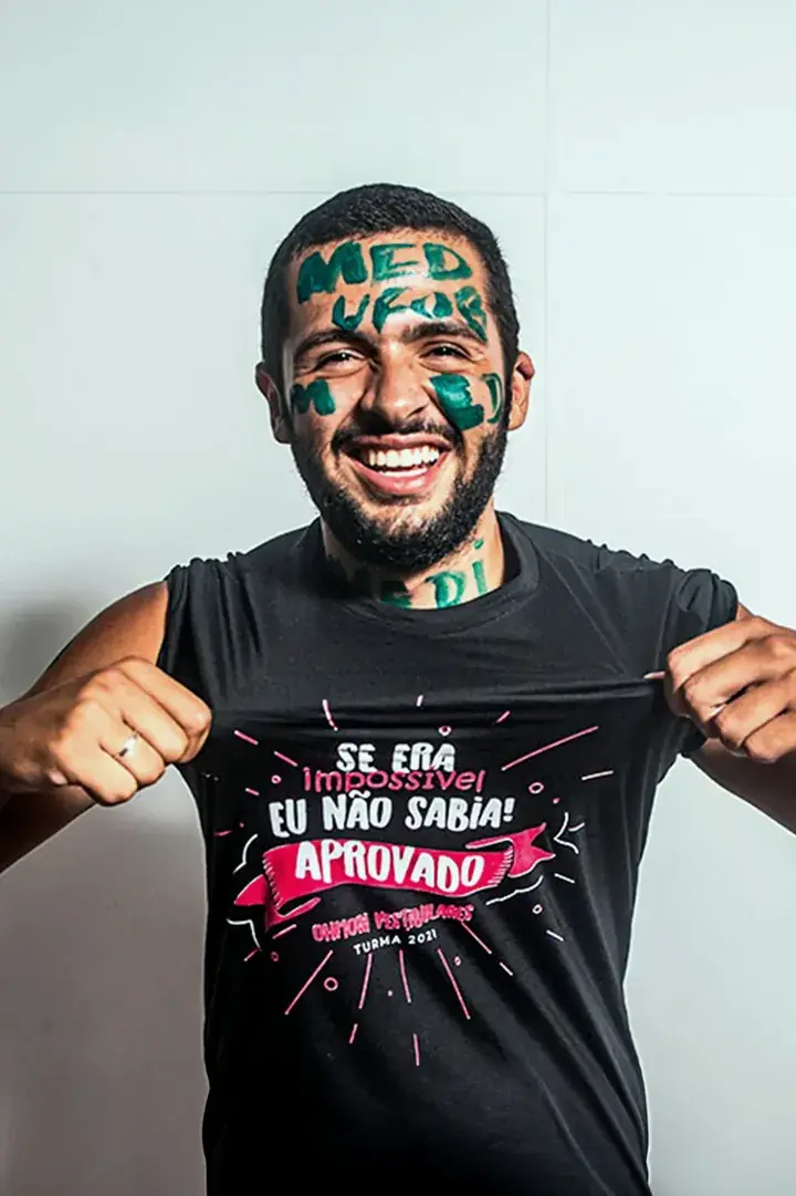 Aluno aprovado em Medicina com MED escrito na testa